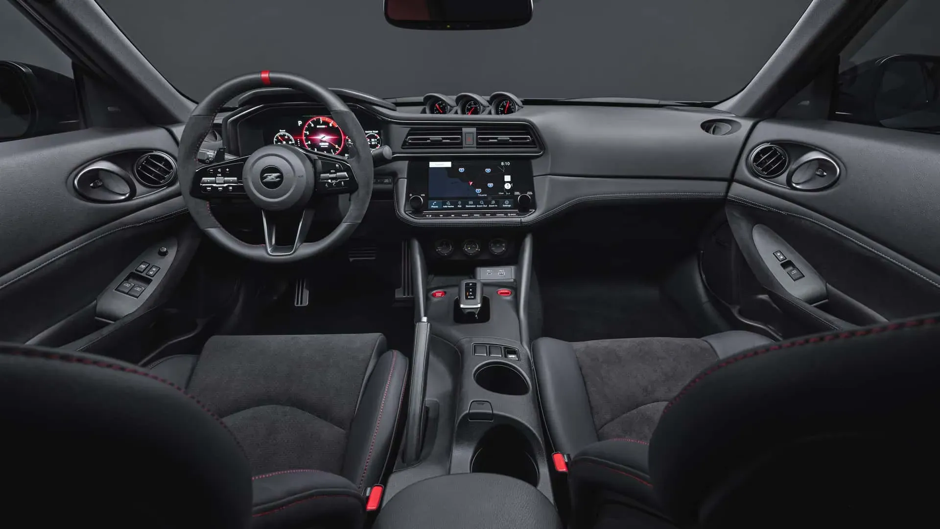 Interior del Nissan Z Nismo 2025 con asientos Recaro y pantallas digitales