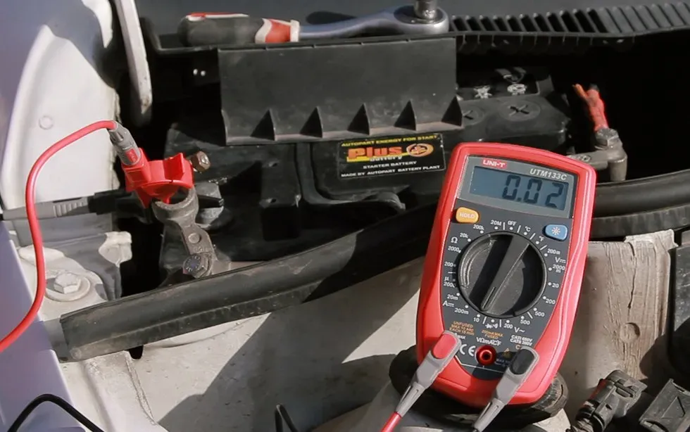 Revisión de carga de batería en auto con multímetro