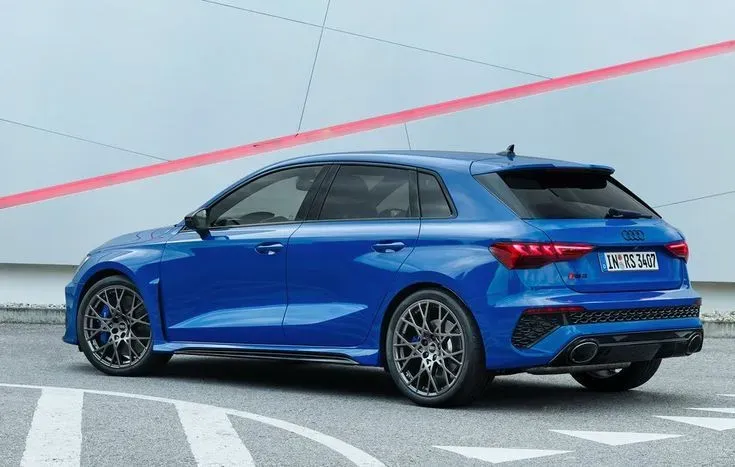 Parte trasera audi rs3 sportback 2023 azul