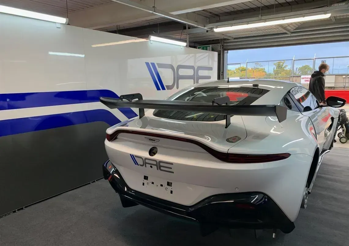 Parte trasera aston martin vantage gt4 blanco sin neumáticos