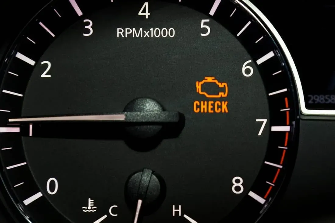 Luz de verificación de motor encendida en tablero de auto