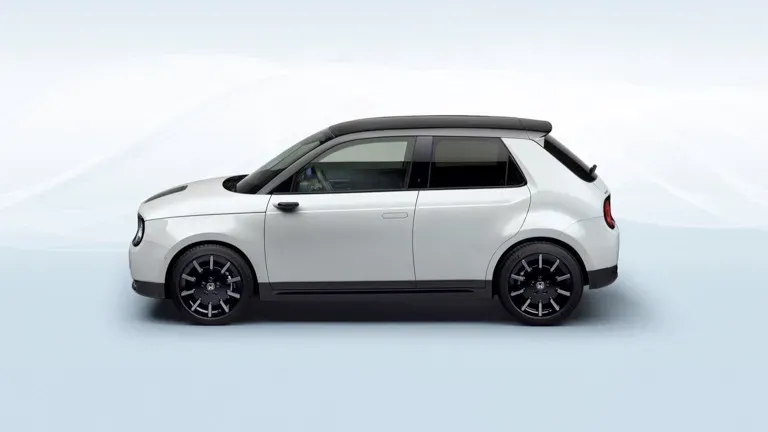 Vista lateral del Honda E blanco