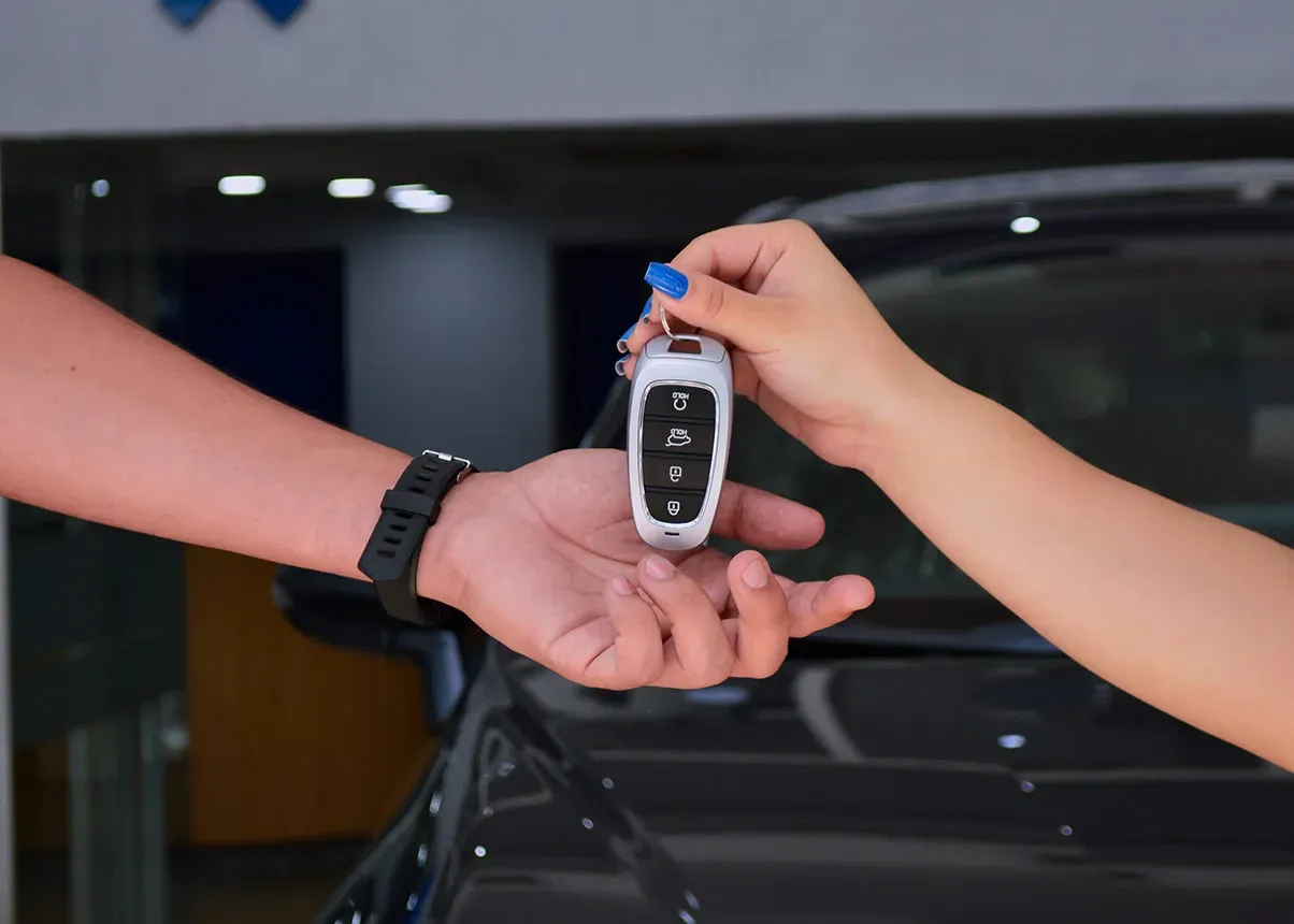 Entrega de llaves auto y de fondo un automóvil