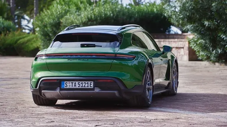 Vista trasera Porsche Taycan Cross Turismo en verde