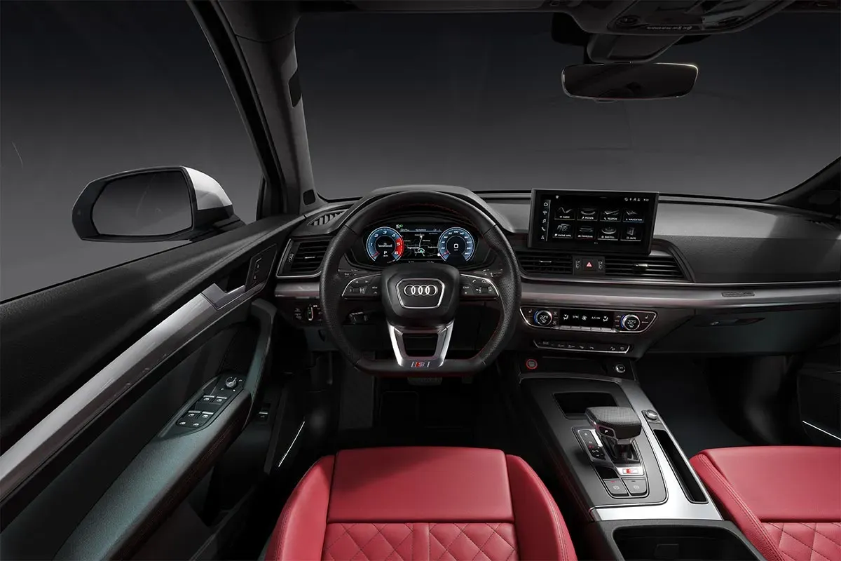 Interior del Audi SQ5 mostrando el tablero y asientos deportivos