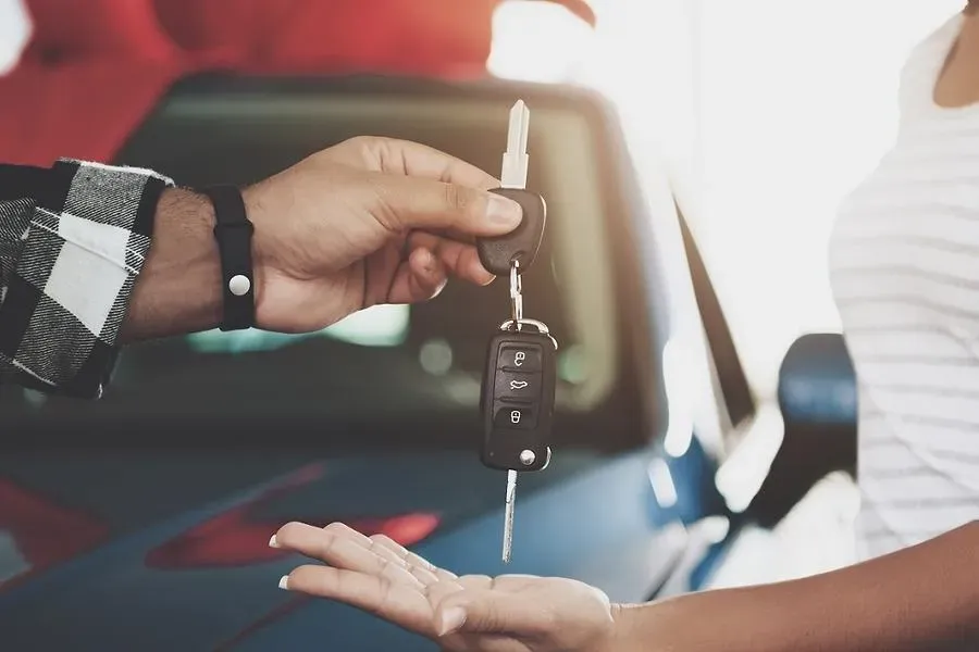 Entrega de la llave de un auto de una persona a otra