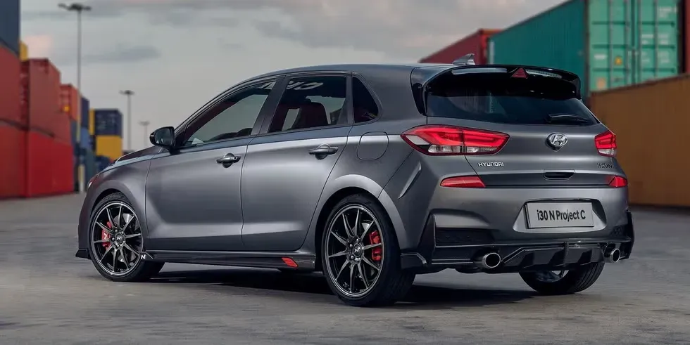 Parte trasera del interior de un Hyundai i30 N gris