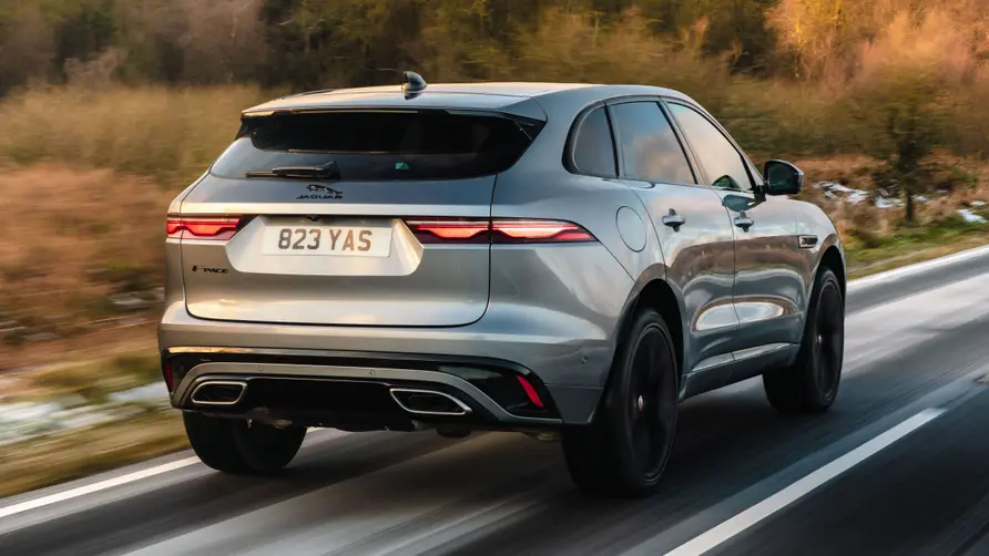 Jaguar F-Pace TDV6 2023 en carretera