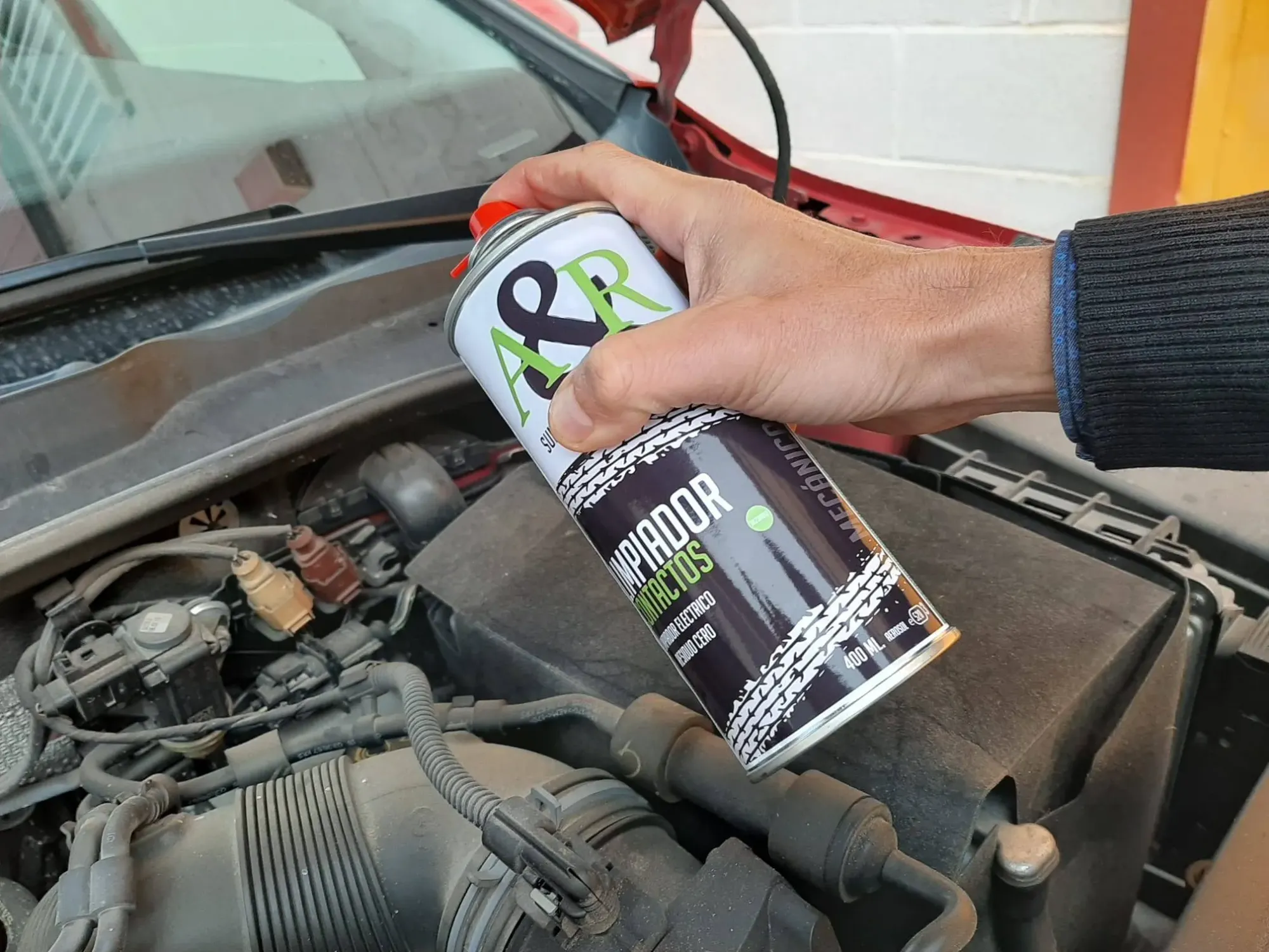 Limpieza de contactos eléctricos de auto con spray