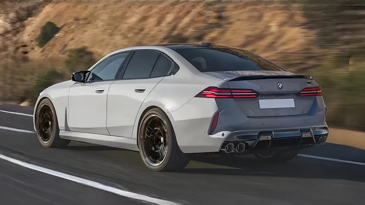 Vista trasera del BMW M5 G60 2024 en color gris, mostrando difusor y escapes
