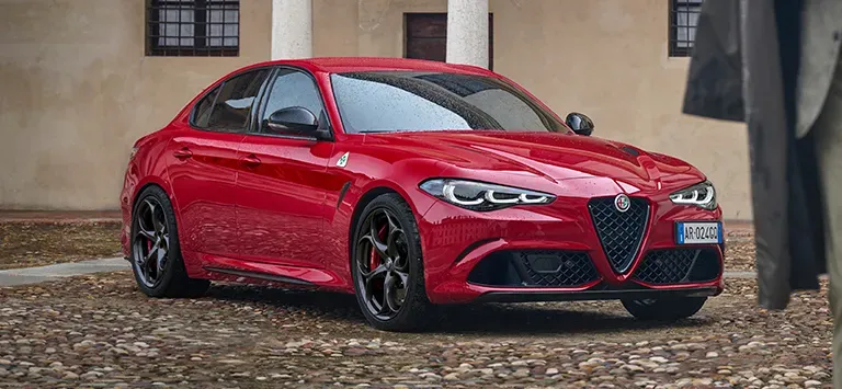 Alfa Romeo Giulia Quadrifoglio Rojo en movimiento