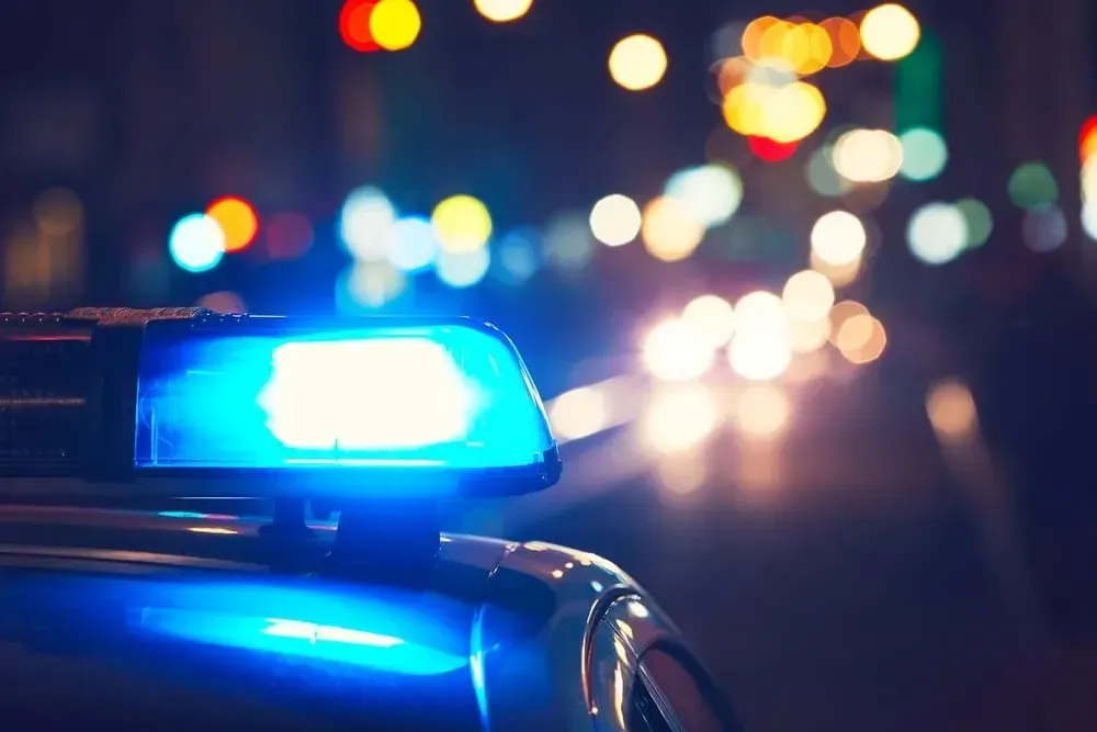 Sirenas de emergencia sobre un auto de policía