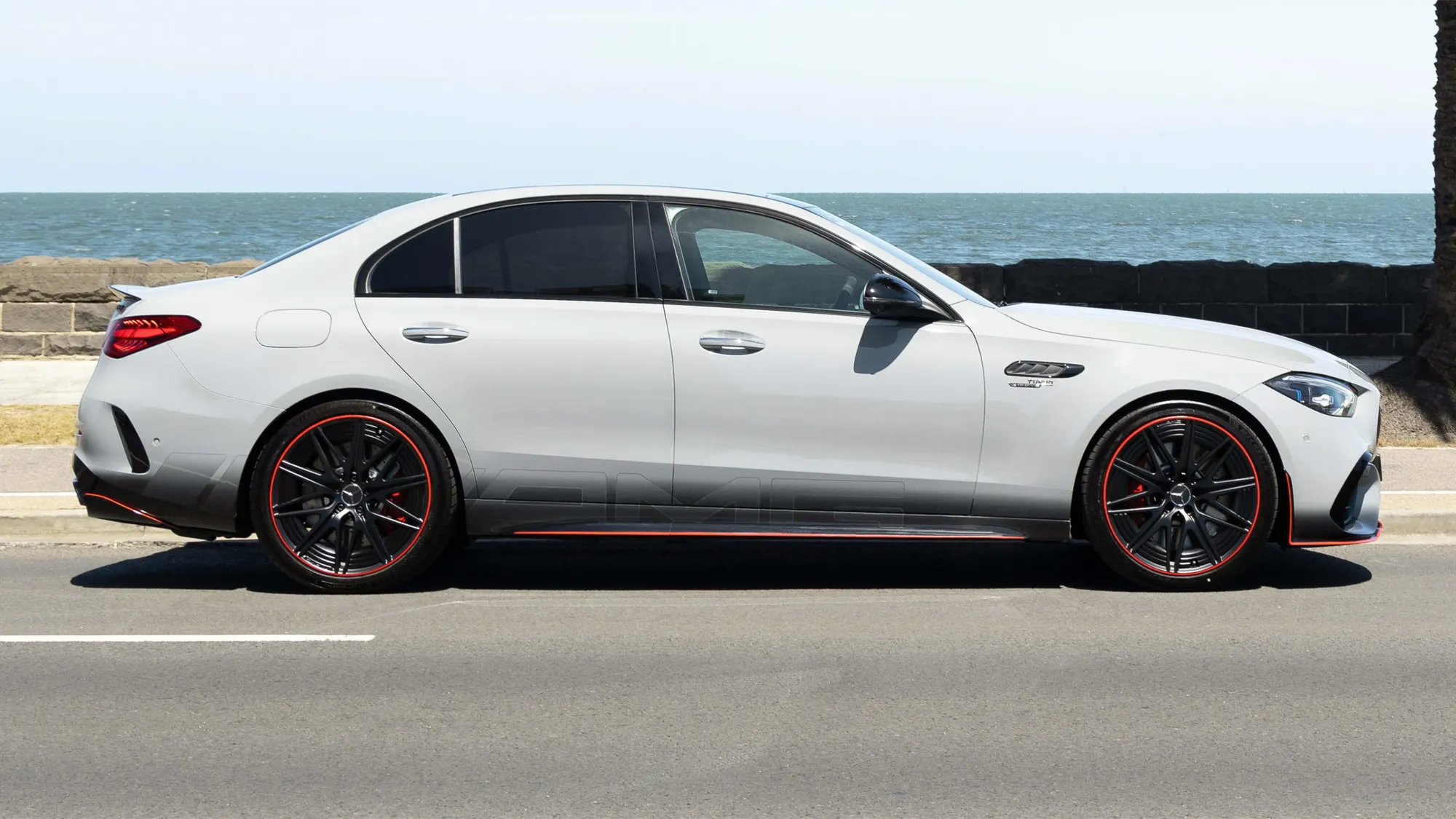 Vista lateral del Mercedes-AMG C 63 S E Performance en color blanco