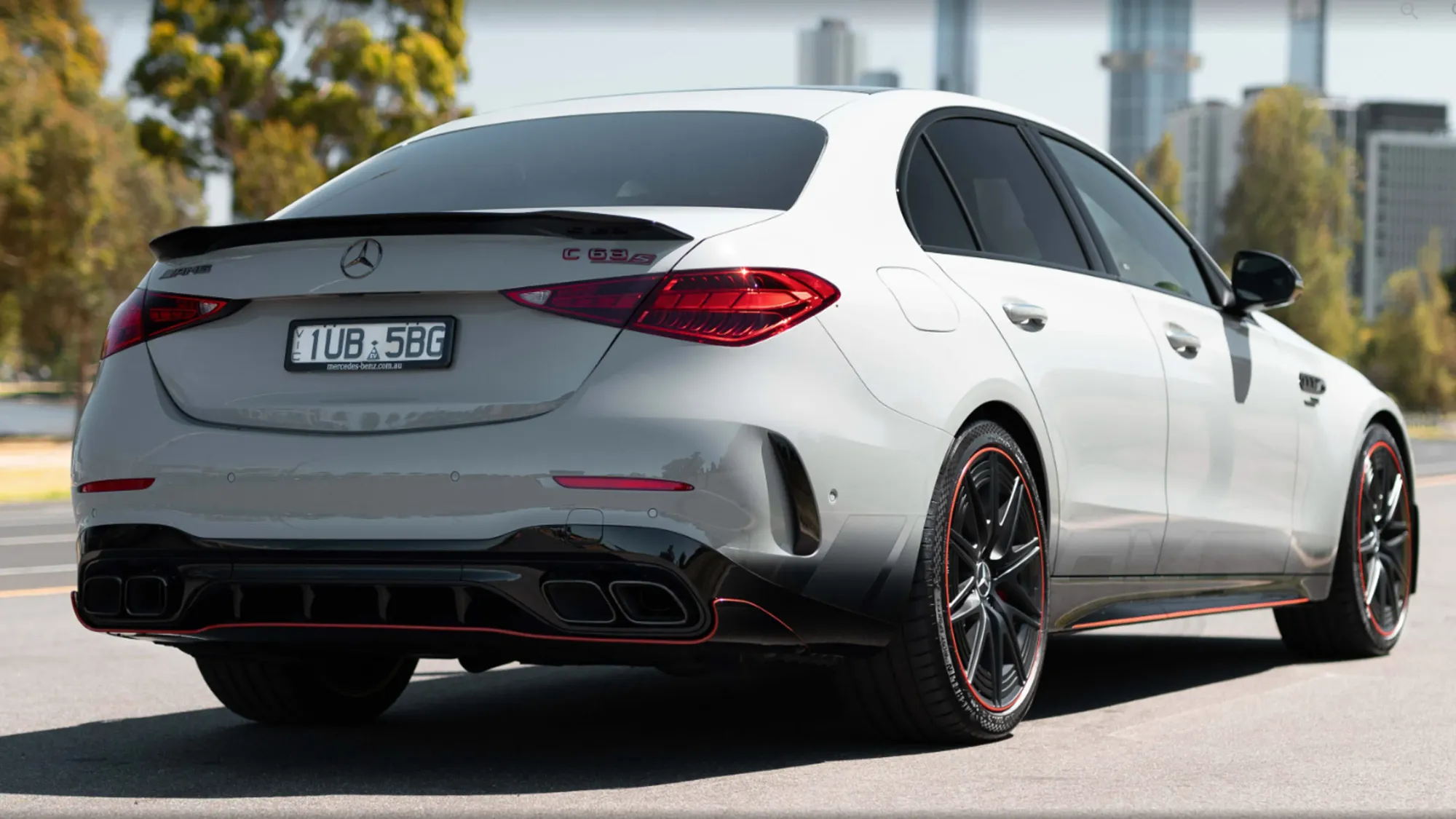 Vista trasera del Mercedes-AMG C 63 S E Performance en color blanco con difusor integrado