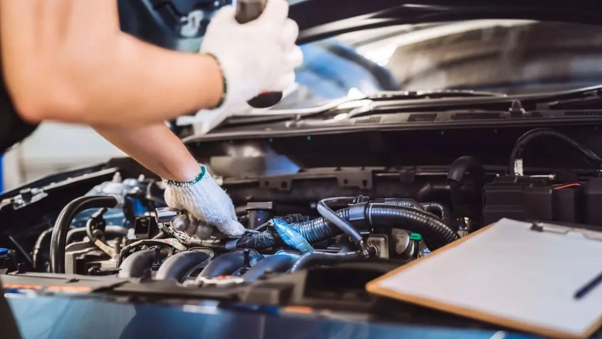 Revisión mecánica profesional del motor de un auto