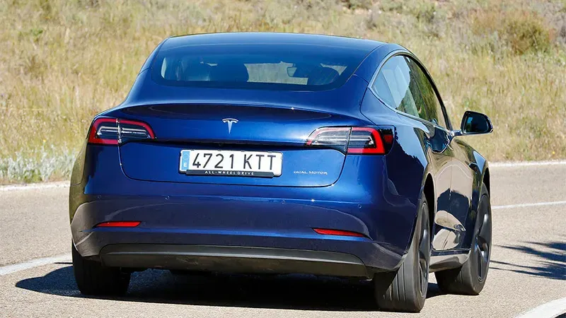 Parte Trasera Tesla Model 3 Performance Azul