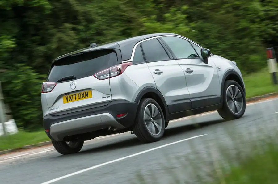 Vista trasera del Vauxhall Crossland X color plateado