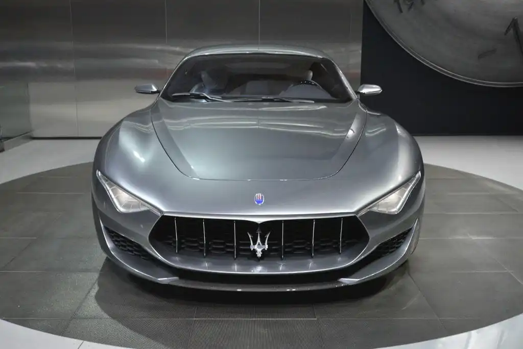 Diseño frontal y lateral del Maserati Alfieri Concept en color azul