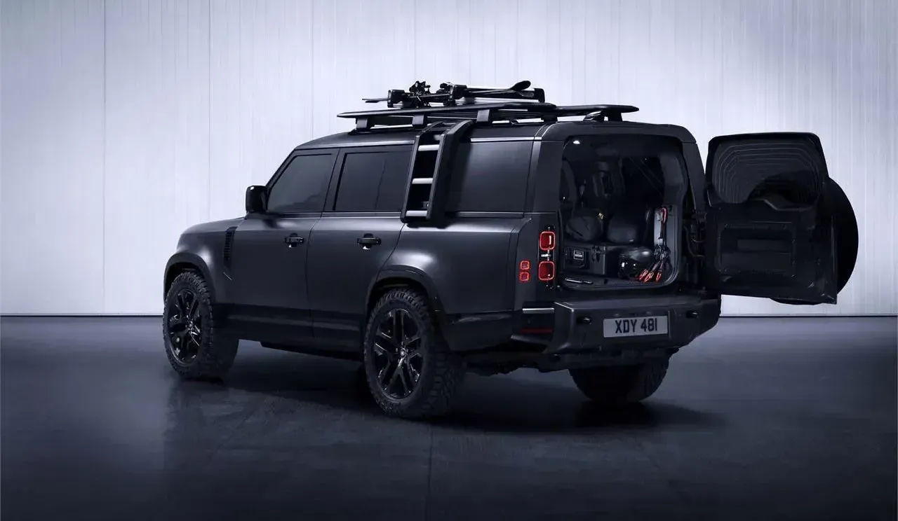 Parte trasera maletera abierta land rover defender negro