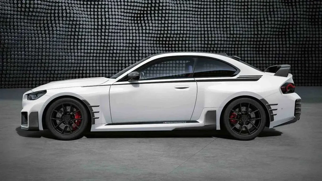 Vista lateral del BMW M2 2025 en color blanco sobre carretera