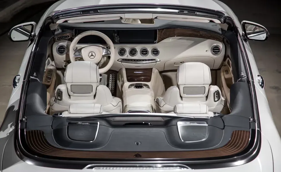 Interior lujoso del Mercedes-Maybach S650 Cabriolet