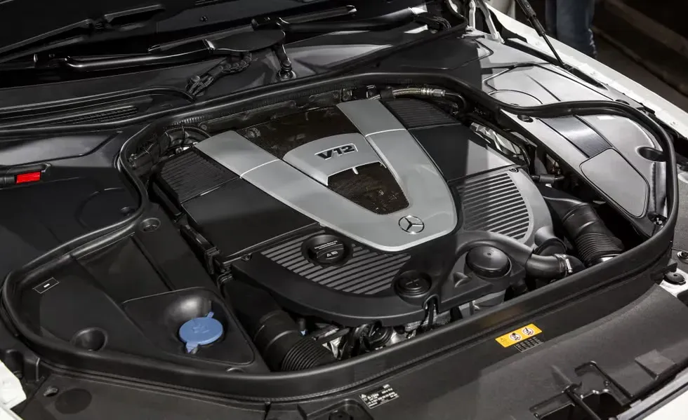 Motor V12 biturbo del Mercedes-Maybach S650 Cabriolet