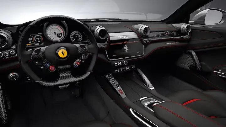 Interior del Ferrari GTC4 Lusso T mostrando el cuadro de mandos y la consola central