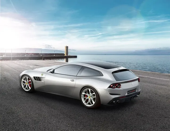 Vista lateral del Ferrari GTC4 Lusso T en color plateado