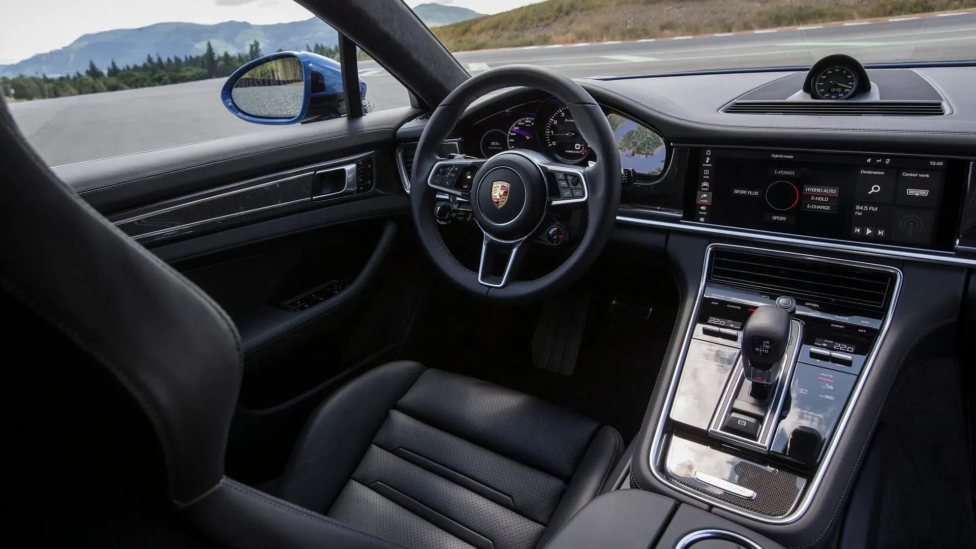 Interior porsche panamera turbo s e-hybrid
