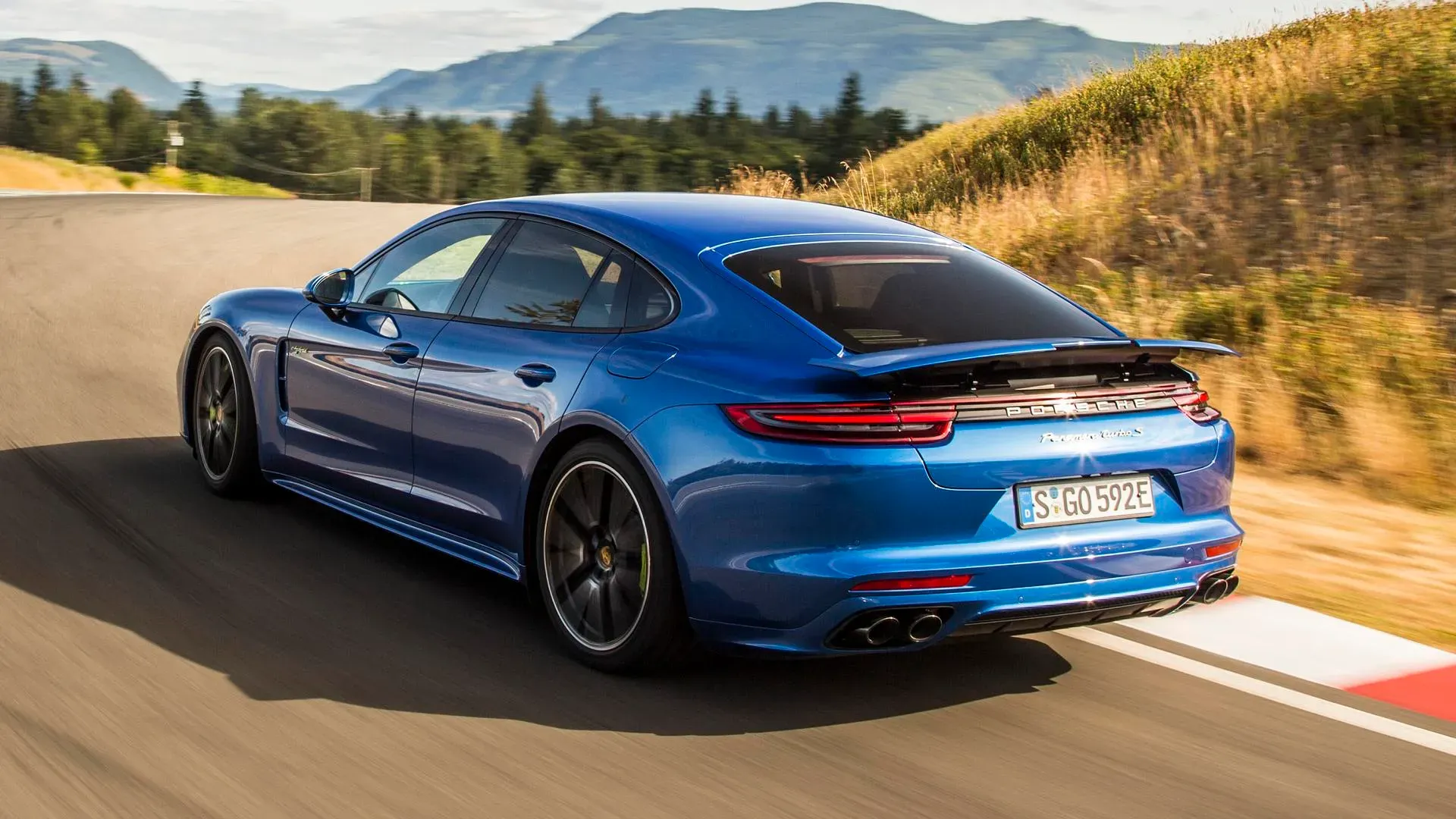 Lateral porsche panamera turbo s e-hybrid azul
