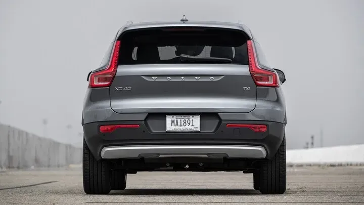 Vista trasera de un Volvo XC40 2019 color gris