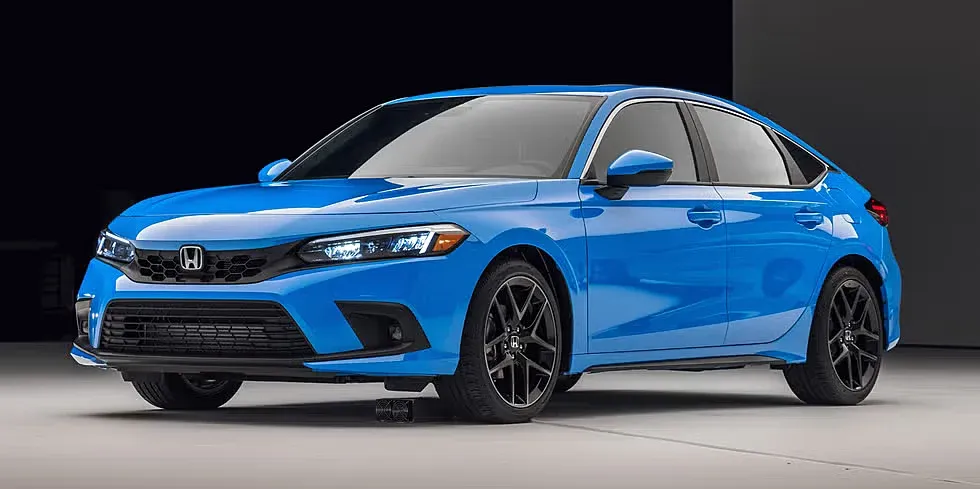 Hatchback azul en contexto urbano