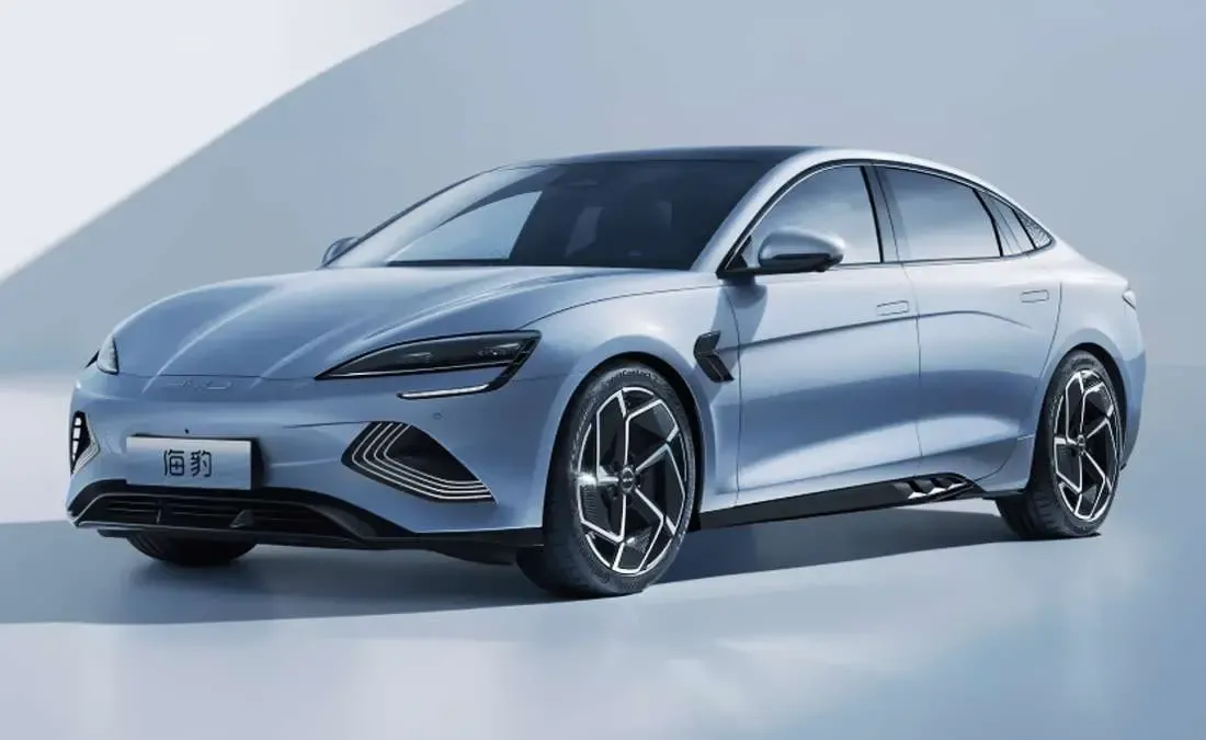 Interior tecnológico del BYD Seal con pantalla giratoria