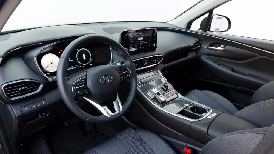 Interior con pantalla central del Hyundai Santa Fe 2025