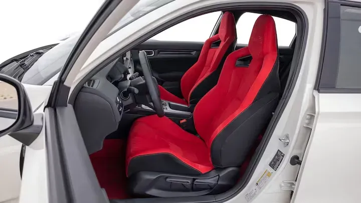 Detalle del cuadro de instrumentos digital y volante del Type R
