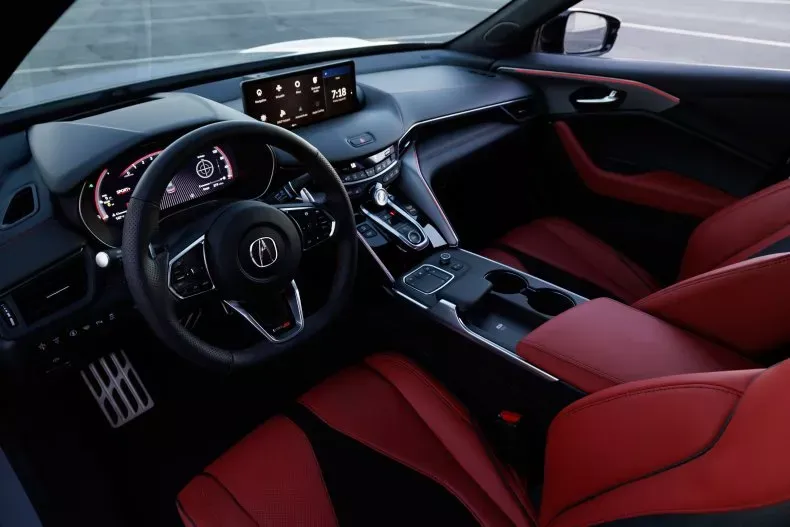 Interior del Acura TLX 2025 con pantalla táctil y volante deportivo