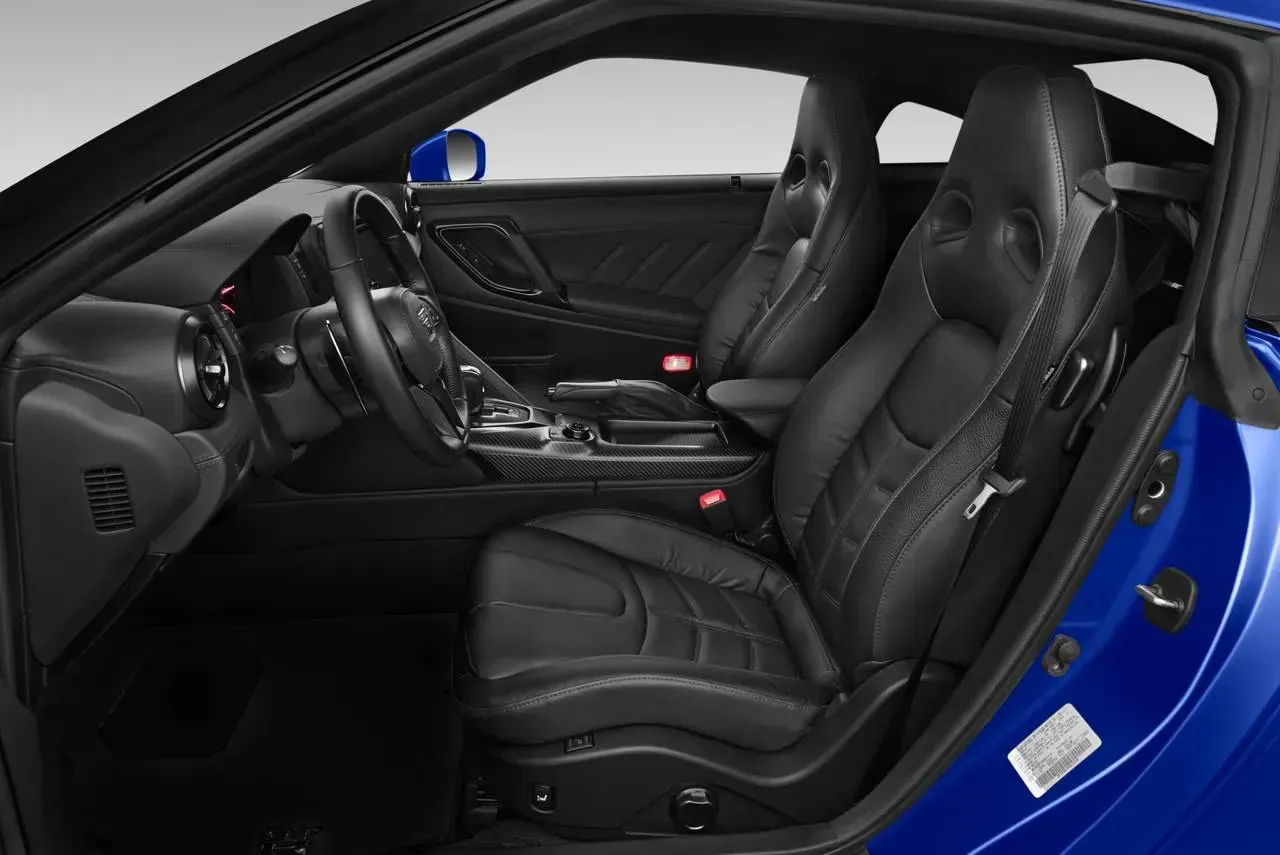 Vista frontal del Nissan GT-R 2024