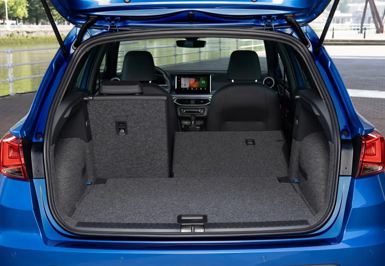 Maletero de un SEAT organizado con accesorios