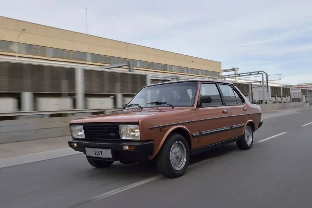 El SEAT 131 en un entorno cinematográfico