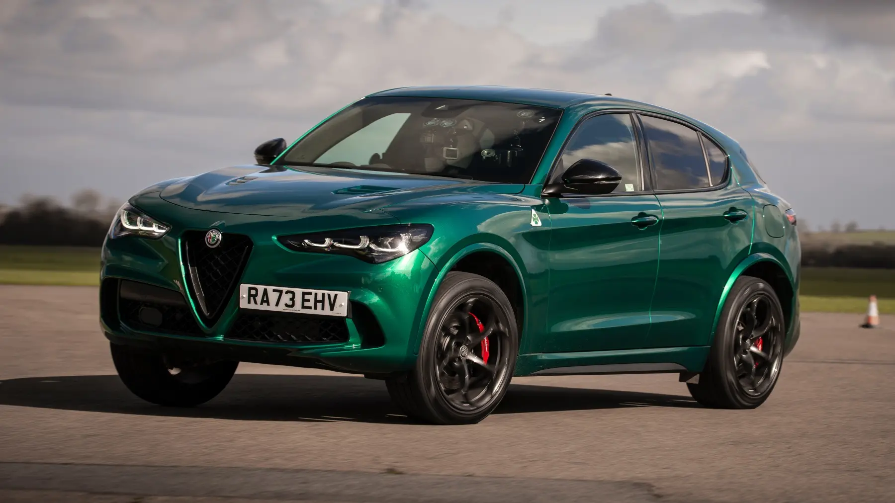Alfa Romeo Stelvio Quadrifoglio tomando una curva