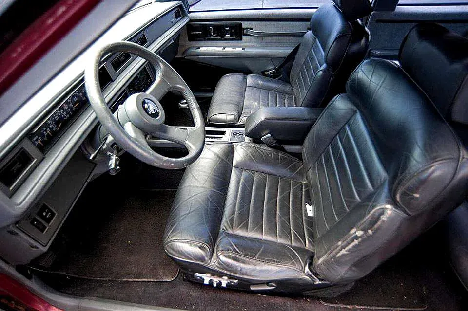 Interior del Buick LeSabre T-Type Rojo