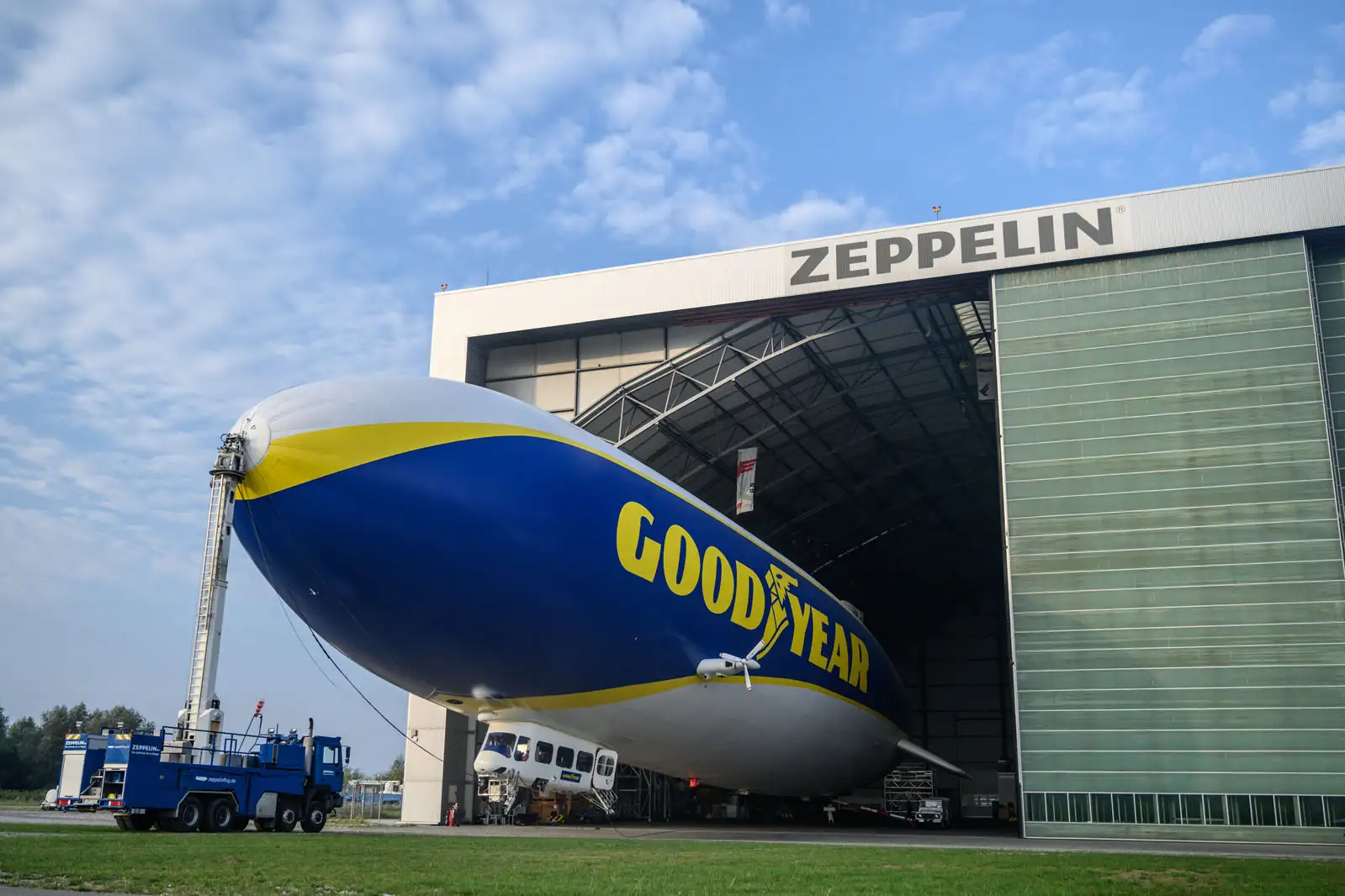Zeppelin Goodyear Blimp saliendo de su hangar en una pista