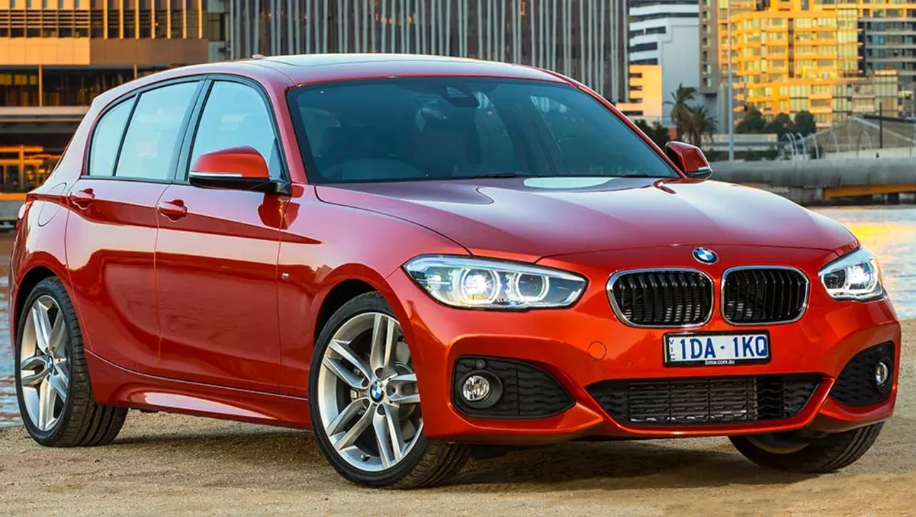 BMW 125i 2015 Naranja, versión de calle similar al utilizado en competición
