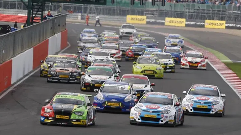 Autos en la BTCC 2015 compitiendo en el circuito de Croft