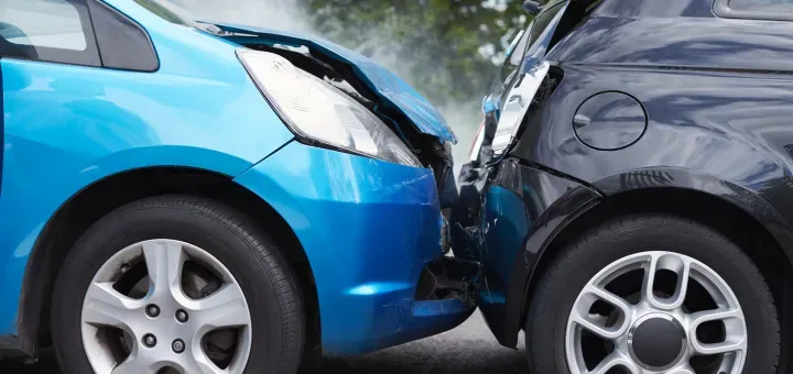 Escena de accidente de tránsito con vehículos involucrados