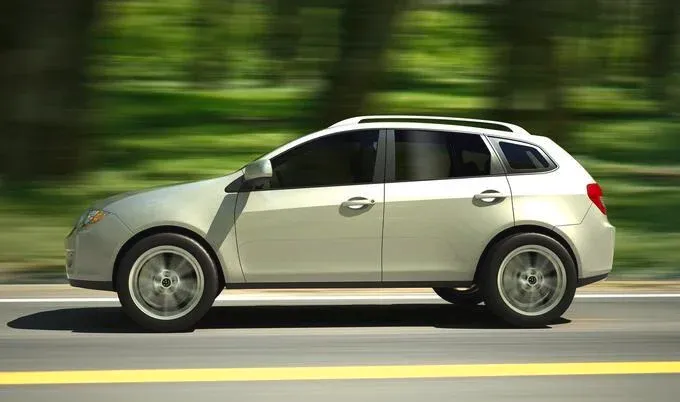 Auto compacto en la ciudad