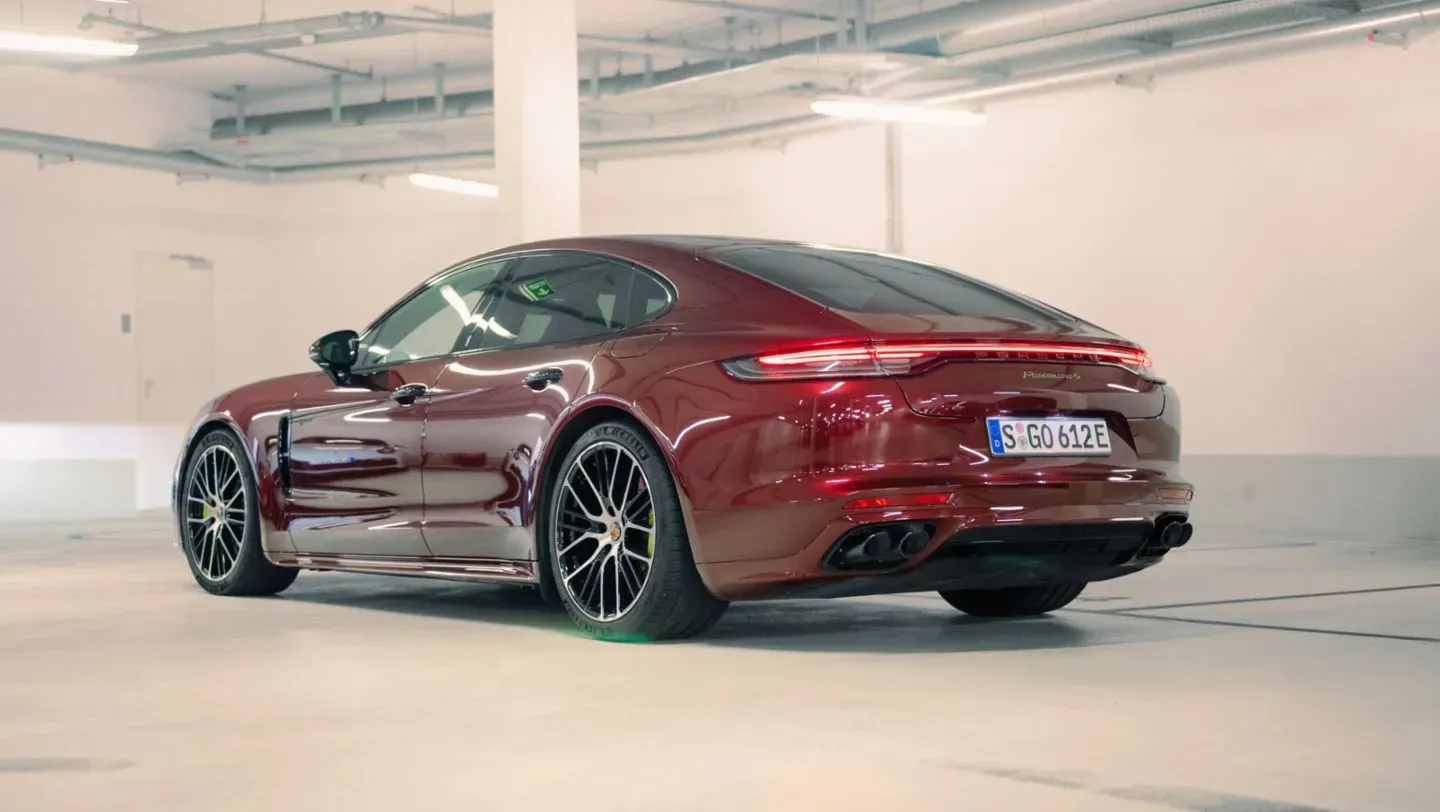 Parte trasera del Porsche Panamera E-Hybrid en color rojo