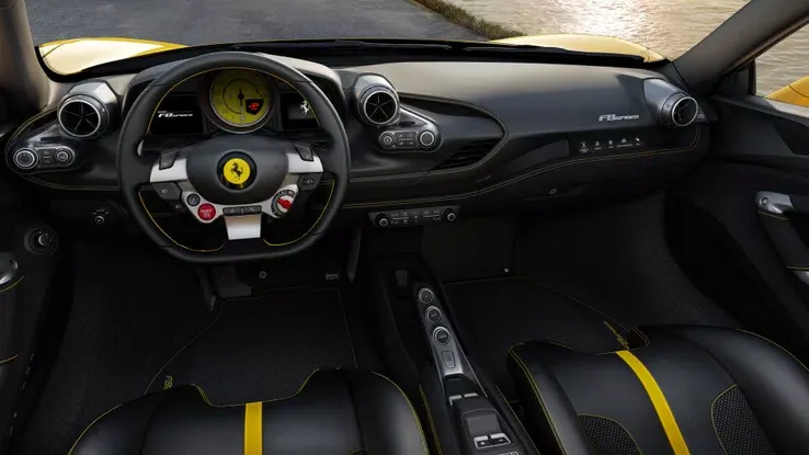 Interior del F8 Tributo Spider con vista al cielo
