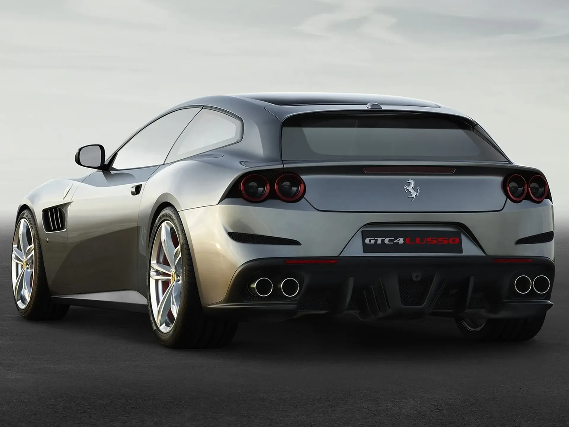 Vista trasera del Ferrari GTC4Lusso en color gris