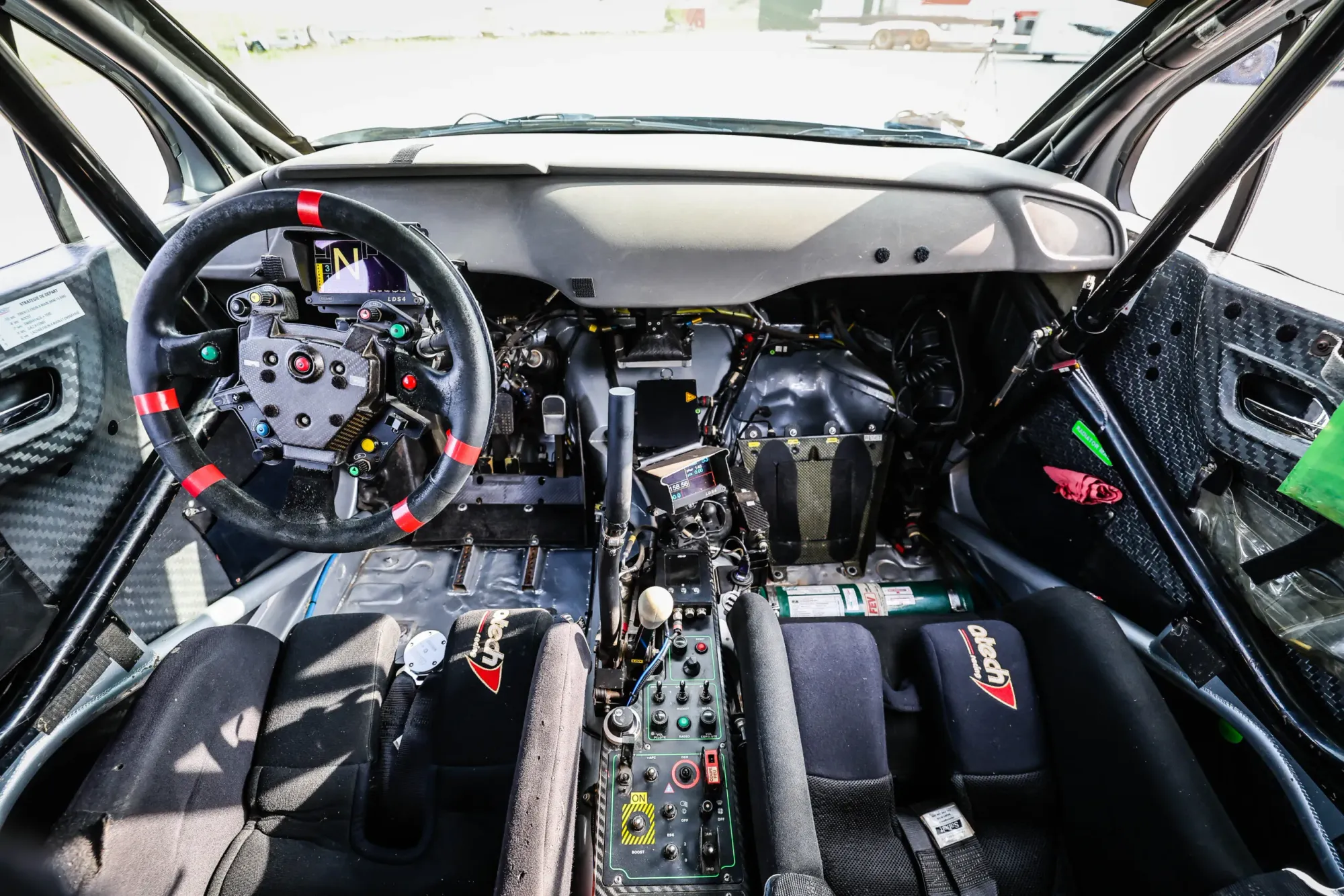 Interior de cabina del Citroën C3 WRC con volante multifunción y pantallas